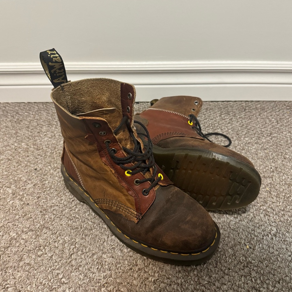 1460 MADE IN ENGLAND DEADSTOCK LEATHER LACE UP BOOTS